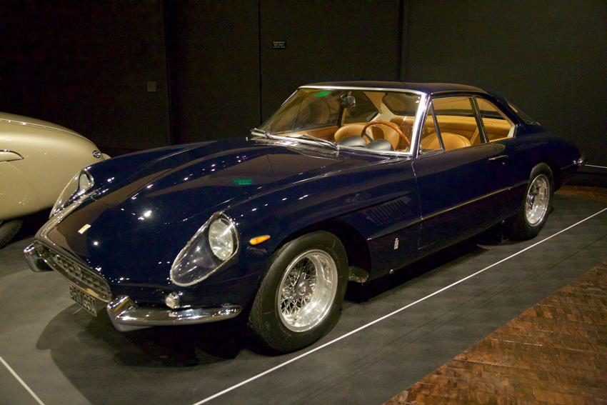 What a difference 15 years in styling evolution makes. The sleek, streamlined 1961 Ferrari 400 Superamerica, with covered headlights.